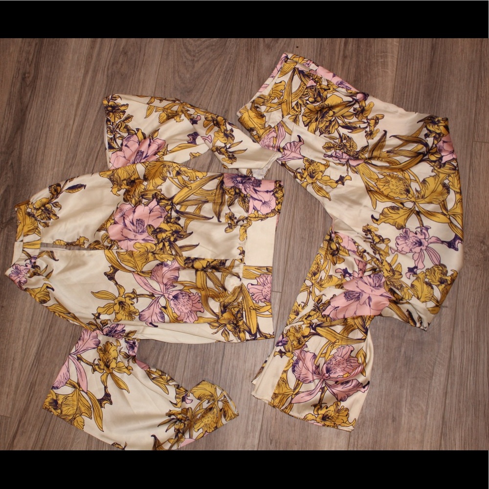 CREAM & FLORAL 2 PIECE - Picture 6 of 8